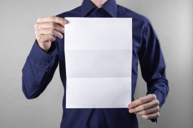 Adam beyaz holding kitapçık