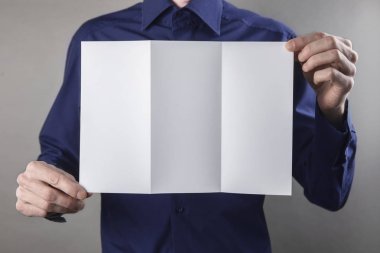 Adam beyaz holding kitapçık