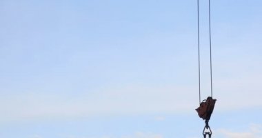 Zaman atlamalı mavi gökyüzü inşaat sahasında kule vinç