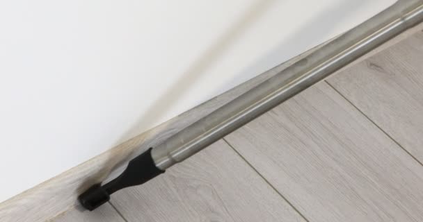 寄木細工の床床転がり側から掃除機 — ストック動画