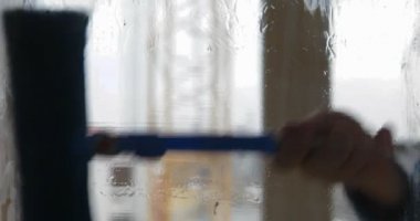 El silecekleri dışarıdan kirli bir pencereyle temizliyor.