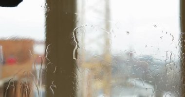 El silecekleri dışarıdan kirli bir pencereyle temizliyor.