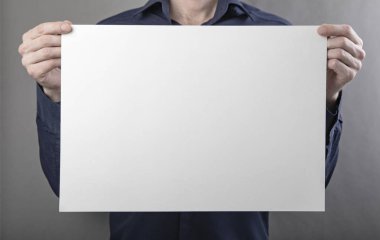 Bir adam holding beyaz poster