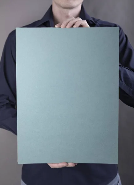 Человек с голубым плакатом — стоковое фото