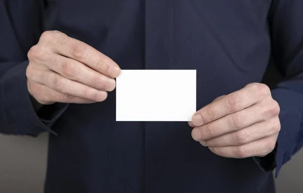Мужчина с белой визиткой — стоковое фото