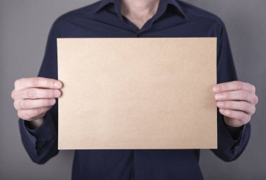 Bir adam holding boş Antetli Kağıdı