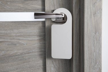 Beyaz Kapıda asılı