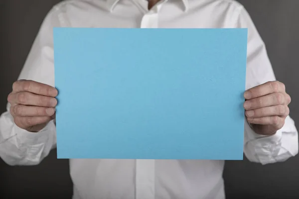 Ein Mann mit blauem Briefkopf — Stockfoto