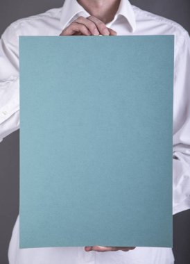 Bir adam holding mavi poster
