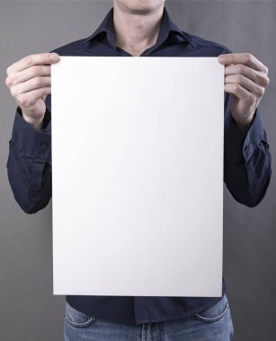 Bir adam holding beyaz poster