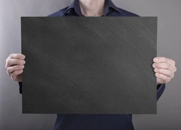 Ein Mann mit schwarzem Plakat — Stockfoto