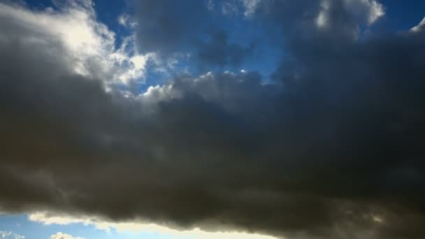 Lapso Tiempo Las Nubes Grises Corriendo Por Cielo — Vídeos de Stock