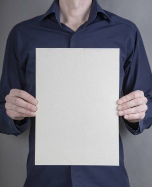 Bir adam holding beyaz Antetli Kağıdı