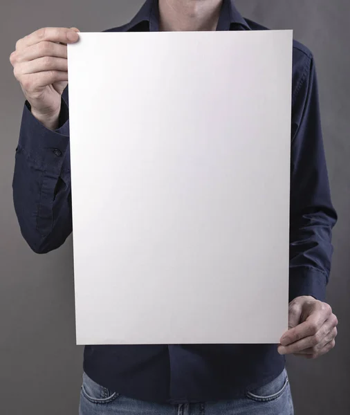 Um homem segurando cartaz branco — Fotografia de Stock