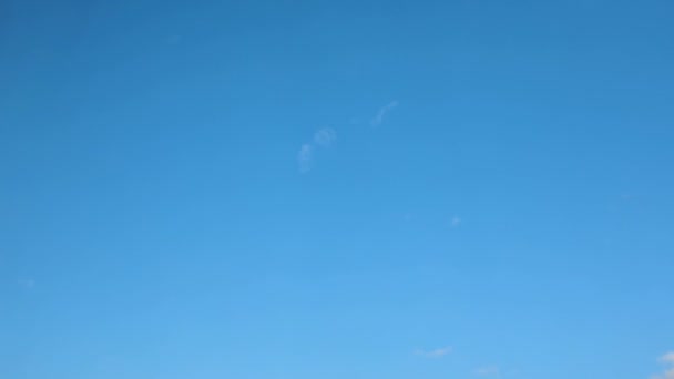 Blauwe Lucht Achtergrond Met Wolken — Stockvideo