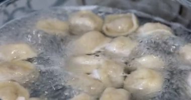 Ev yapımı köfte pişirme işlemi. Kaynar suda bir tavada et köfte
