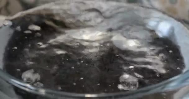 燃气火焰上的沸腾水 — 图库视频影像