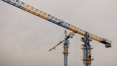 İnşaat alanında bir vinç var.