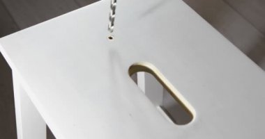 Bir ahşap tahta bir delik delme matkap closeup