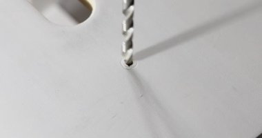 Bir ahşap tahta bir delik delme matkap closeup