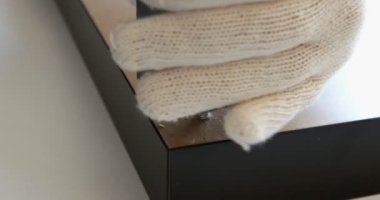 Bir mobilya montaj adam bir masanın bacağına vidalama