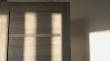 Gölgeler oda duvar üzerinde hareket zaman atlamalı