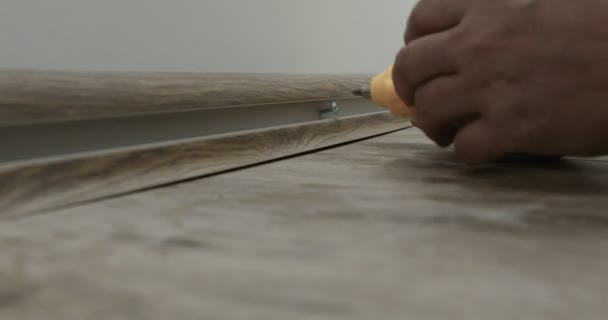 Člověk Řídit Šrouby Podlahy Při Instalaci Podlahy — Stock video