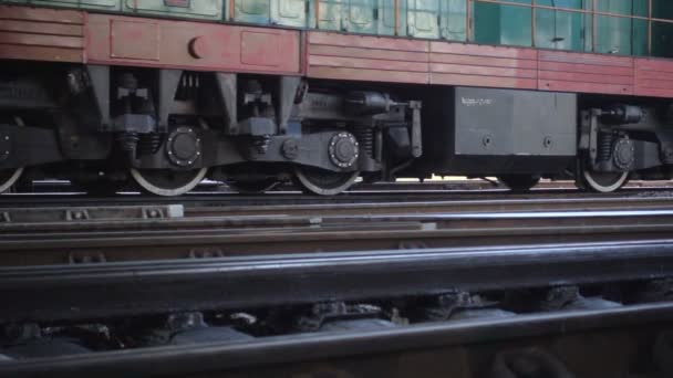 Een Uitzicht Van Beneden Het Spoor Goederentrein Beweging — Stockvideo