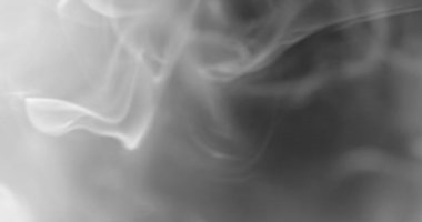 Sigara arkaplanı. Beyaz duman siyah arkaplan üzerinde uzayda yüzüyor