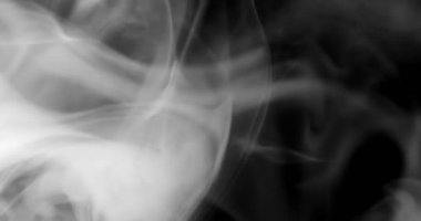 Sigara arkaplanı. Beyaz duman siyah arkaplan üzerinde uzayda yüzüyor