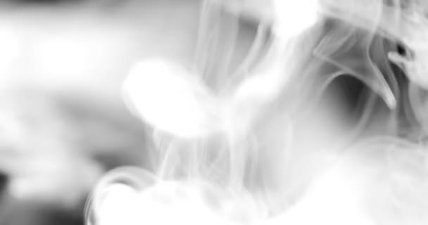 煙の背景 黒を背景に空間を浮遊する白い煙 — ストック動画