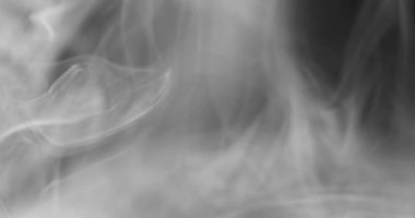Sigara arkaplanı. Beyaz duman siyah arkaplan üzerinde uzayda yüzüyor