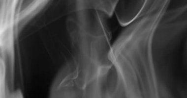 Sigara arkaplanı. Beyaz duman siyah arkaplan üzerinde uzayda yüzüyor