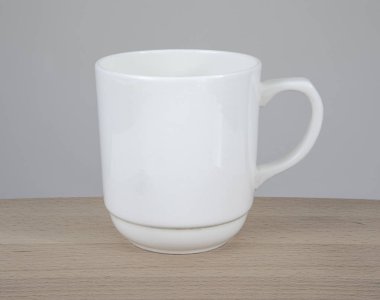 Ahşap masada boş beyaz kupa.