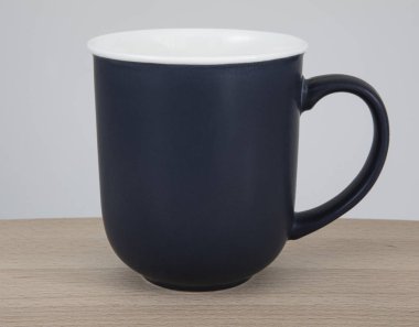 Ahşap masada boş mavi kupa.