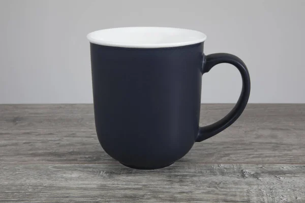 Empty blue mug on a wooden table. — Stock Photo, Image