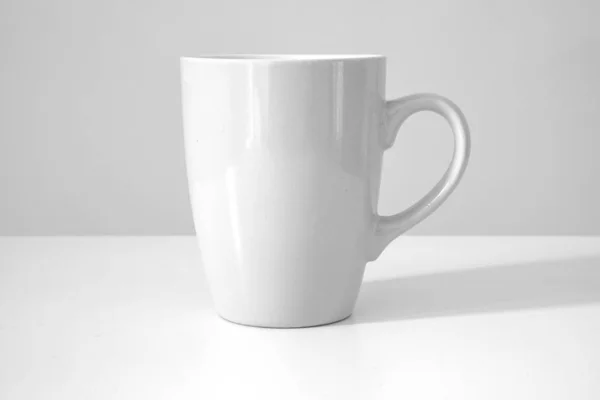 Λευκό κούπα σε λευκό φόντο. — Φωτογραφία Αρχείου