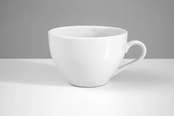 Taza blanca sobre fondo blanco . — Foto de Stock