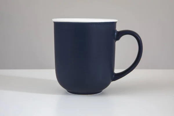 Blue mug on a beige background. — Stock Photo, Image