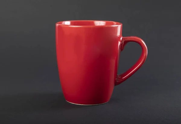 Empty red mug on a gray background. — Stock Photo, Image