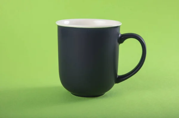 Empty gray mug on a green background. — Stock Photo, Image