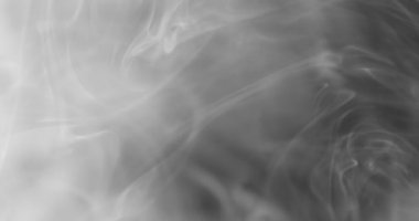 Beyaz duman siyah arkaplan üzerinde uzayda yüzüyor