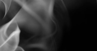 Beyaz duman siyah arkaplan üzerinde uzayda yüzüyor