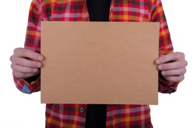 Antetli tutan bir adam