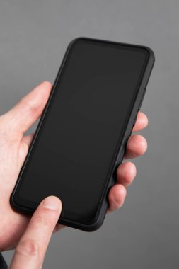 Cep telefonu tutan el mans