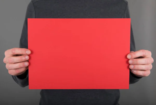 Ein Mann mit rotem Briefkopf — Stockfoto