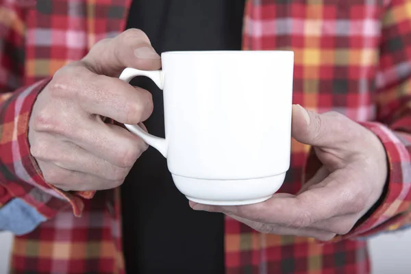 Um homem segurando caneca branca — Fotografia de Stock