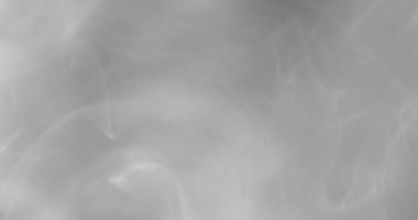 Beyaz duman siyah arkaplan üzerinde uzayda yüzüyor