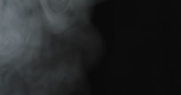 Fumo Branco Flutuando Através Espaço Contra Fundo Preto — Vídeo de Stock