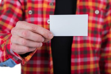 Beyaz iş kartı tutan bir adam